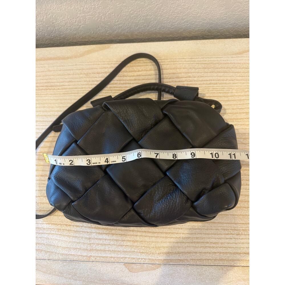 Valentina Fiore two-way Italian woven leather crossbody bag. Gold hardware. - Picture 3 of 13